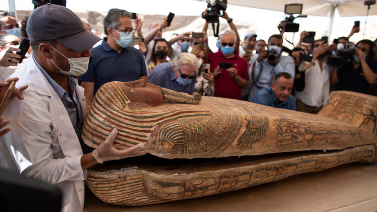 Μεγάλη αρχαιολογική ανακάλυψη στην Αίγυπτο – Στο φως 59 σαρκοφάγοι στη Νεκρόπολη της Σακκάρα