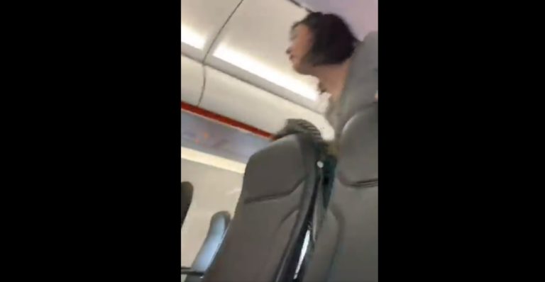 Γυναίκα “αρνητής της μάσκας” έβηχε επίτηδες προς τους συνεπιβάτες της σε πτήση