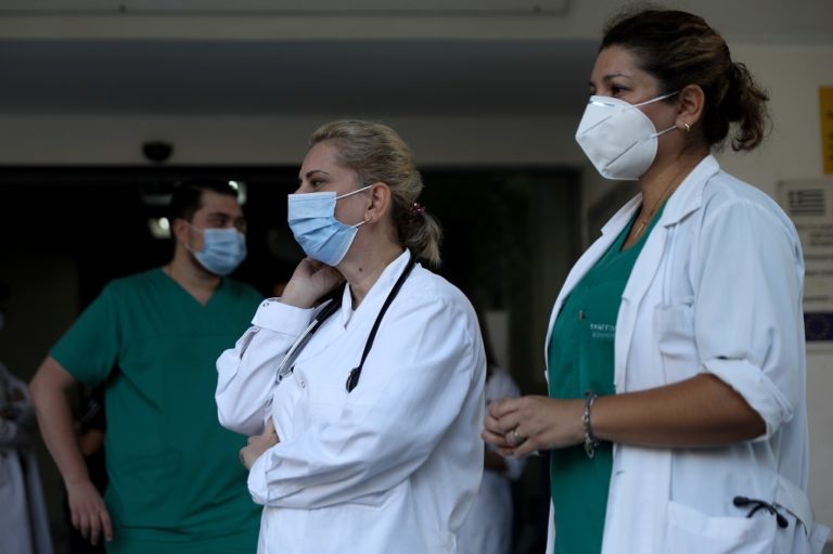 Εθελοντής νοσηλευτής στην ΕΡΤ: Τραγική η κατάσταση στη Θεσσαλονίκη – Ένας μας αναλογεί σε πέντε ασθενείς