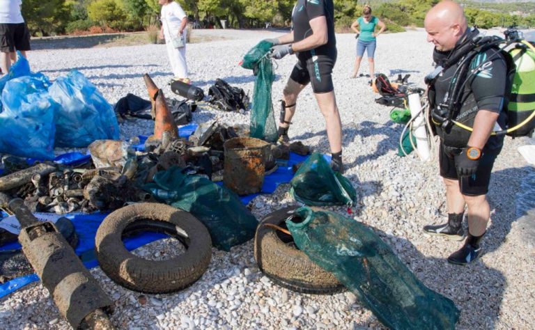 Mάζεψαν 195 κιλά σκουπίδια από την παραλία Πευκάκια Αγ. Θεοδώρων