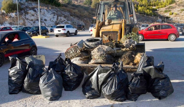 Μάζεψαν 212 κιλά σκουπίδια από το βυθό της Πάχης Μεγάρων (pic)