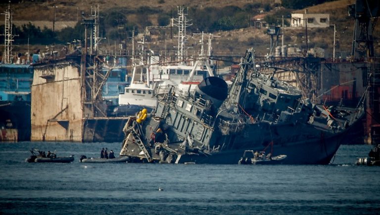 Στη Σαλαμίνα το ναρκοθηρευτικό του Π.Ν. μετά τη σύγκρουση – Ανακρίνεται ο καπετάνιος του εμπορικού πλοίου (video)