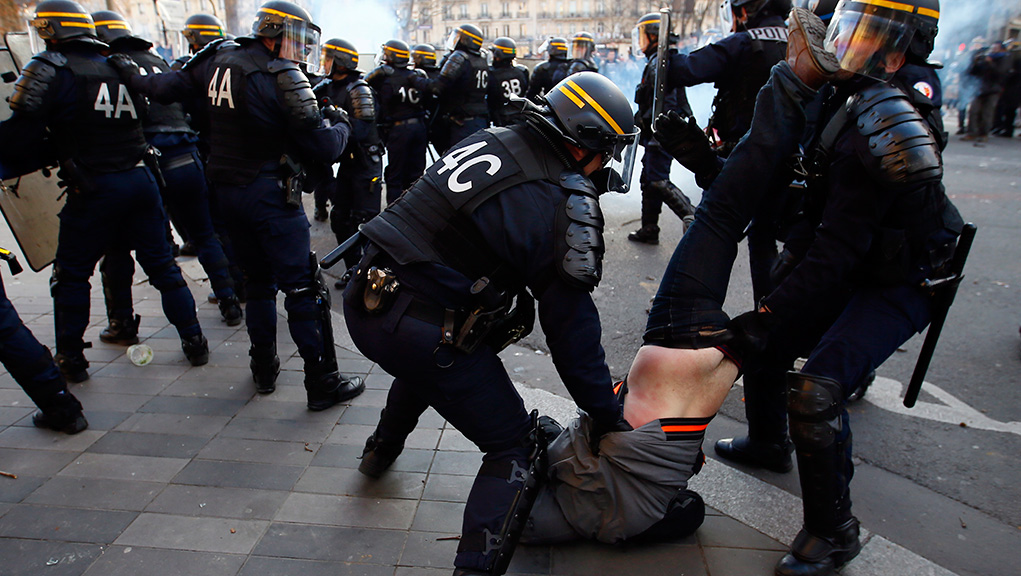Ευρωπαϊκό Κοινοβούλιο: Να λογοδοτεί και να ελέγχεται η αστυνομία για υπερβολική χρήση βίας