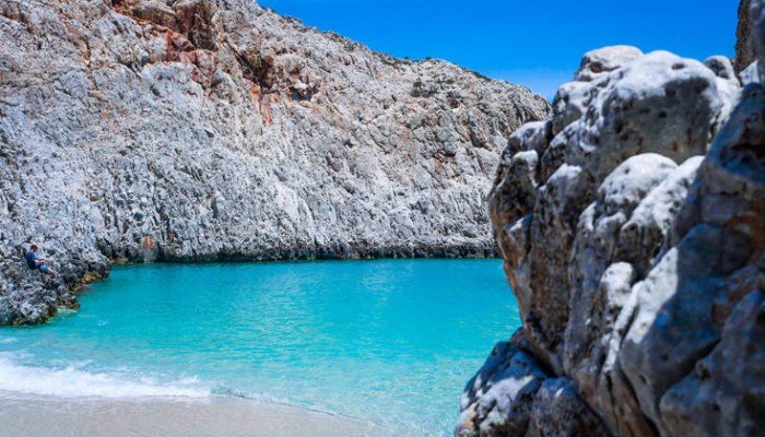 Έπεσε από τα βράχια στα Σεϊτάν Λιμάνια