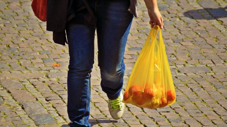 ΥΠΕΝ: Με 4 δράσεις επιστρέφονται στους πολίτες τα χρήματα από το τέλος πλαστικής σακούλας