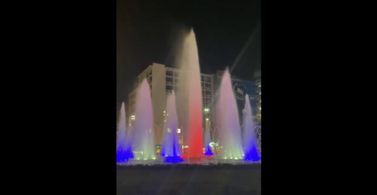 Στα χρώματα της Γαλλίας φωταγωγήθηκε το σιντριβάνι στην Πλατεία Ομονοίας