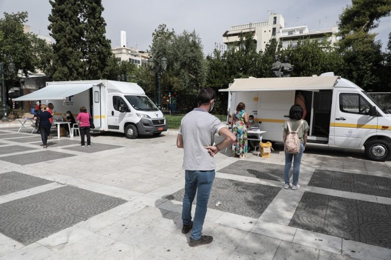 Τεστ κορονοϊού σε όλη τη χώρα από κινητές μονάδες (video)