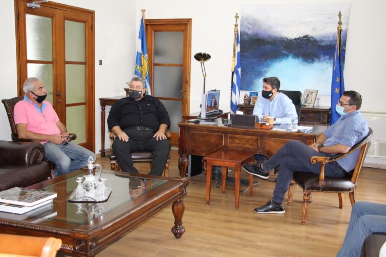 Χανιά: Δήμαρχος και αντιπεριφερειάρχης  με μέλη της πρωτοβουλίας για τα κτίρια του λόφου Καστέλι