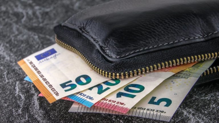 Μαθητές βρήκαν και παρέδωσαν πορτοφόλι με 700 ευρώ στη Θεσπρωτία (video)