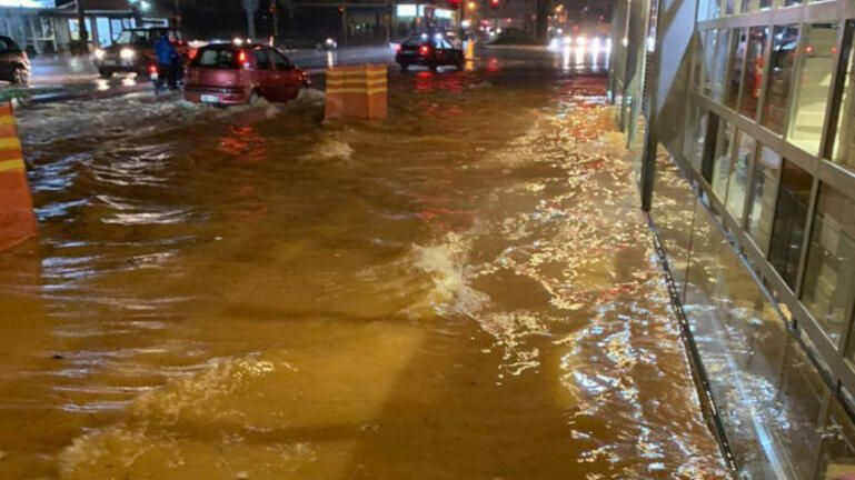 Χανιά: Πλημμύρισαν δρόμοι και καταστήματα, διακοπές ρεύματος, προβλήματα στις πτήσεις