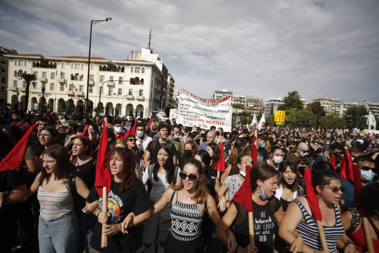Με ιδιαίτερο παλμό η αντιφασιστική πορεία στη Θεσσαλονίκη (video)