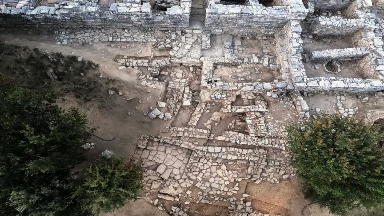 Έργα στο μινωικό ανάκτορο της Ζώμινθου και σε εκκλησάκια στο φαράγγι της Σαμαριάς