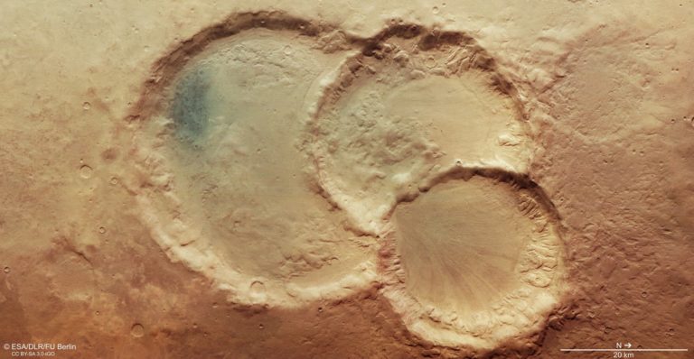 Σπάνιος τριπλός κρατήρας εντοπίστηκε στον Άρη