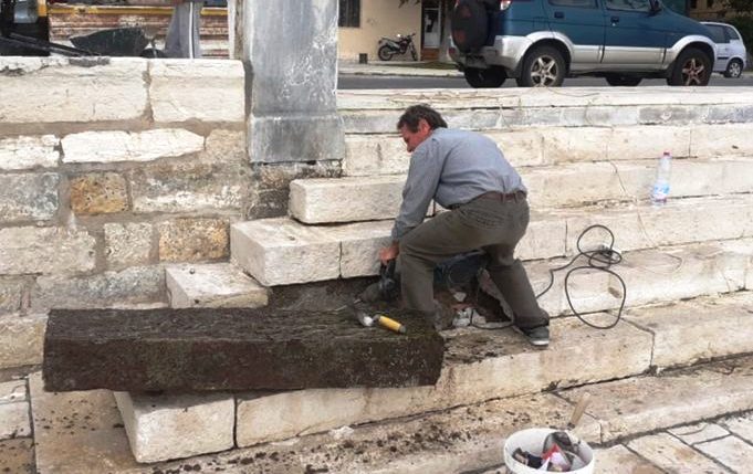 Κέρκυρα: Τοποθέτησαν σκαλοπάτι στη Σκάλα του Δημάρχου