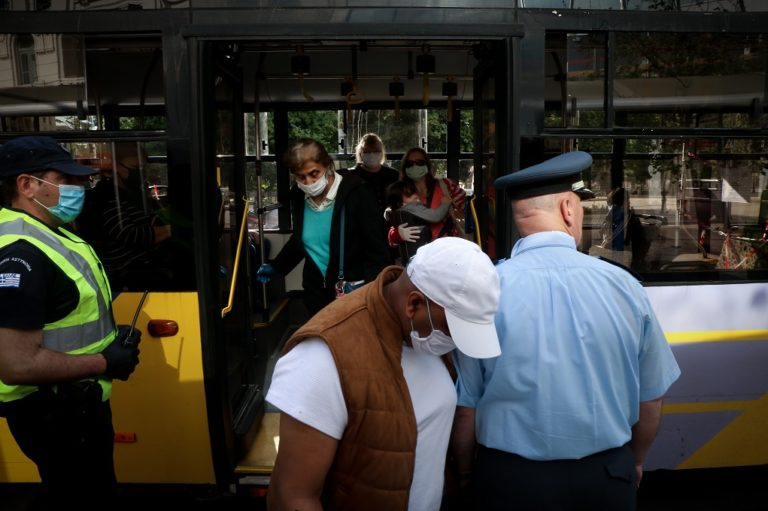 Κορονοϊός – Αττική: Έλεγχοι, παραβάσεις και πρόστιμα για μη χρήση μάσκας- Μεταμεσονύχτιες μετακινήσεις