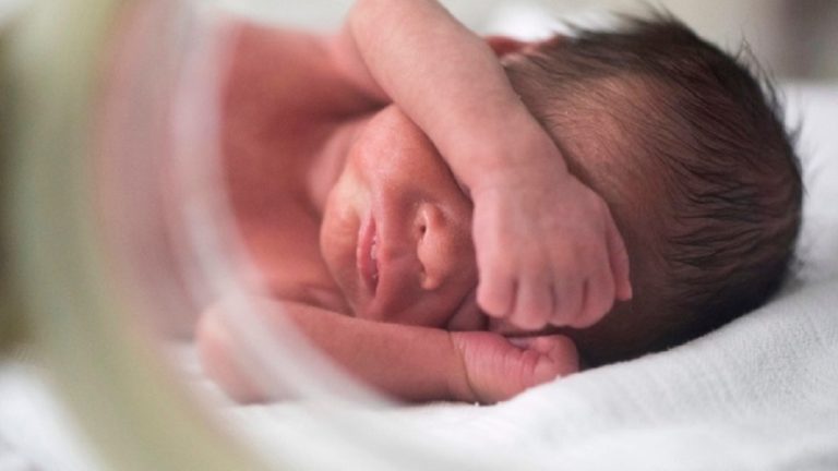 ΕΛΣΤΑΤ: Aραιώνει ο ελληνικός πληθυσμός – Βουτιά 3,1% στις γεννήσεις