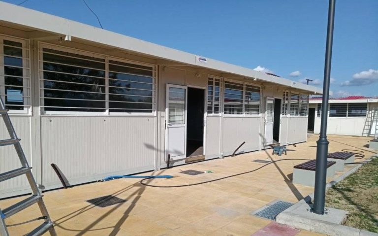 Τοποθέτηση λυόμενων για το Δημοτικό Ανδραβίδας