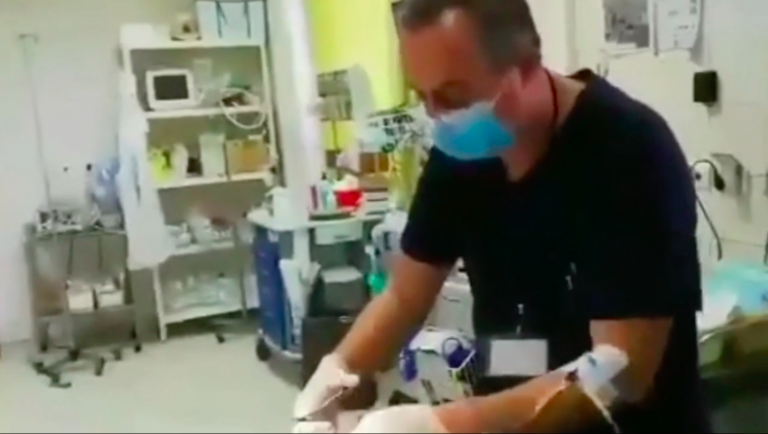 Κρήτη: Όταν το καθήκον καλεί… Γιατρός στο Βενιζέλειο με ορό στο χέρι περιθάλπει ασθενή (video)