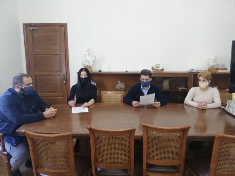 Υπογραφή σύμβασης από τον Δήμαρχο Χανίων για τη βελτίωση αγροτικού δρόμου