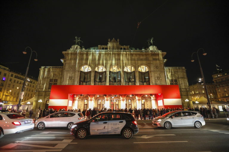 Βιέννη: Μουσικοί της κρατικής Όπερας συνέχισαν να παίζουν την ώρα της επίθεσης “προκειμένου ο κόσμος να νιώθει άνετα”