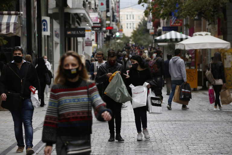 Συνεχίζεται η “επέλαση” του κορονοϊού – Η είδηση του lockdown έβγαλε τον κόσμο στους δρόμους