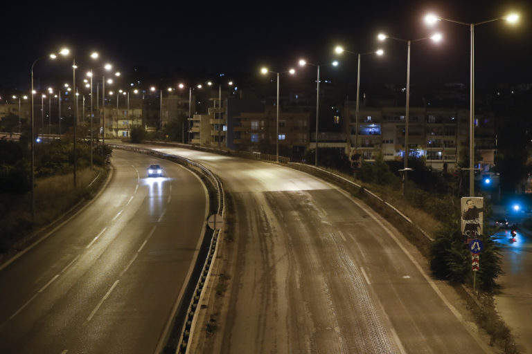 Απαγόρευση μετακινήσεων σε όλη την Ελλάδα από 21:00-05:00 – Το 50% των διασωληνωμένων στη Θεσσαλονίκη είναι 40-60 ετών (video)