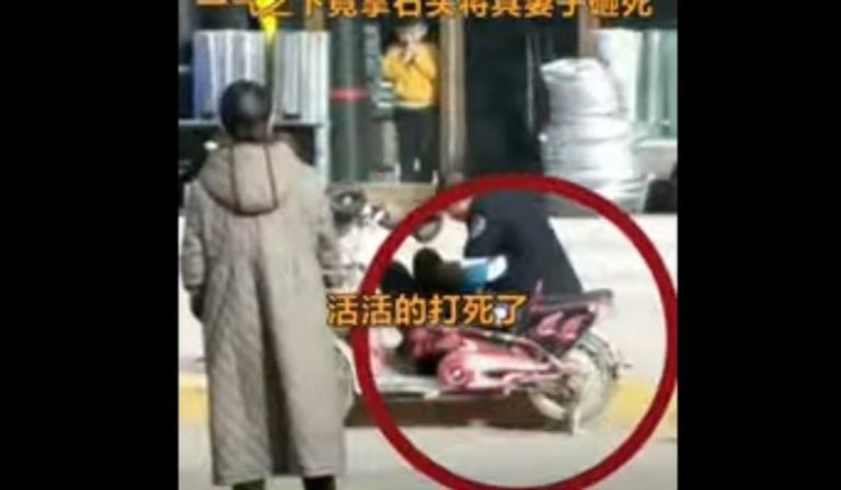 Κίνα – Βίντεο-σοκ: Γυναίκα πεθαίνει στο δρόμο από βιαιοπραγία του συζύγου της