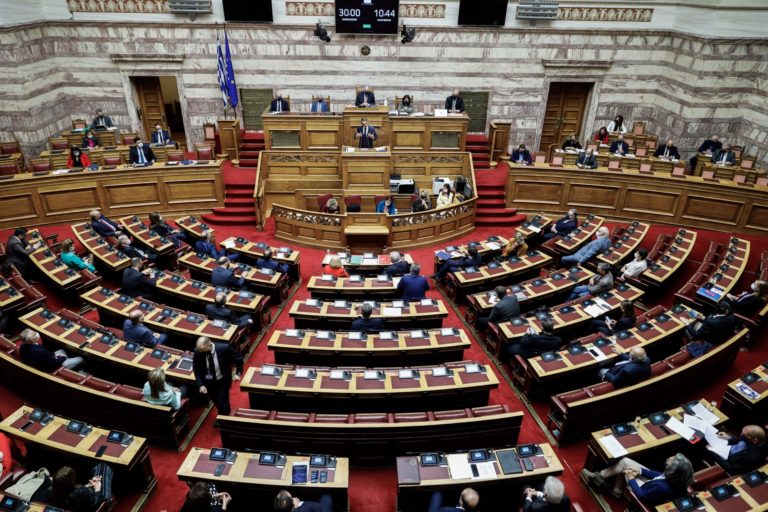 Συζήτηση στη Βουλή για την αντιμετώπιση της πανδημίας (live)