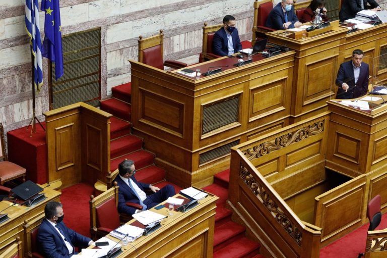 Βουλή: Υψηλοί τόνοι στις δευτερολογίες Μητσοτάκη -Τσίπρα (video)