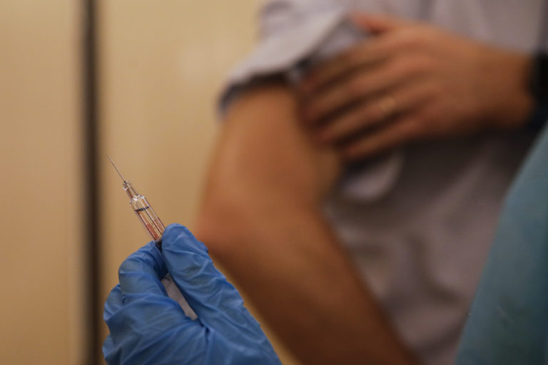 Covid-19: Δέκα εμβόλια βρίσκονται σε κλινικές δοκιμές τελικής φάσης
