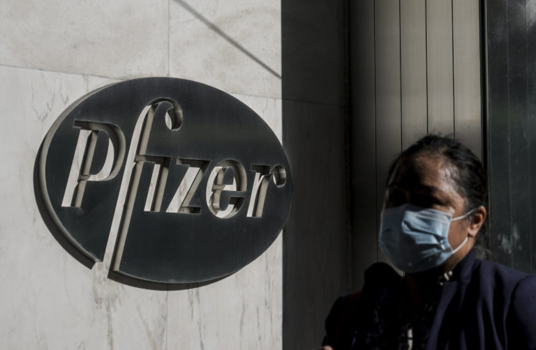 «Είναι σαν ένα βαρύ hangover»: Οι εθελοντές που έλαβαν δοκιμαστικά το εμβόλιο της Pfizer μιλούν για τις παρενέργειες