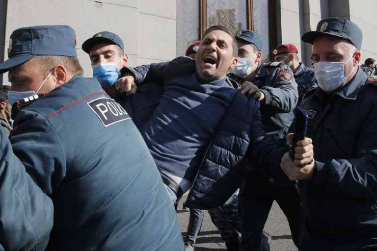Αρμενία: Aντικυβερνητικές διαδηλώσεις στο Γερεβάν – Συγκρούσεις και τραυματίες