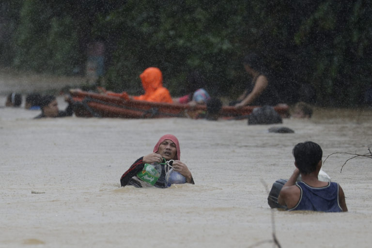 Φιλιππίνες: Ο τυφώνας Βάμκο βύθισε συνοικίες της Μανίλα κάτω από το νερό