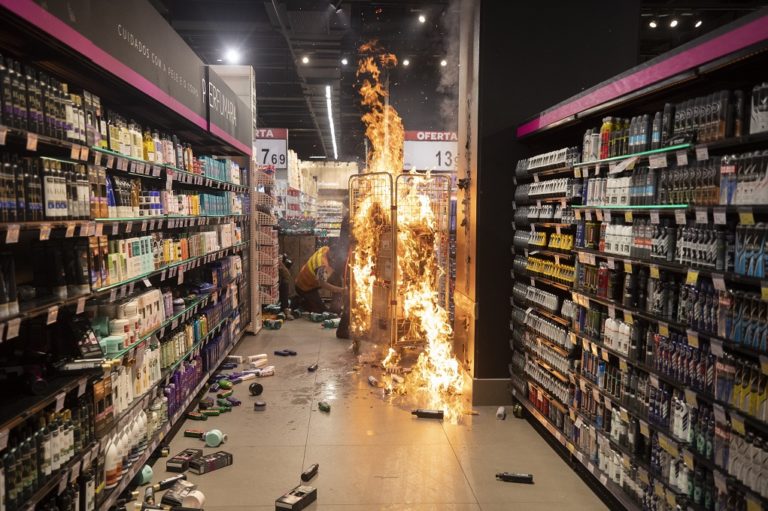 Βραζιλία: Ξυλοδαρμός μέχρι θανάτου σε σούπερ μάρκετ άναψε φωτιές (pics)