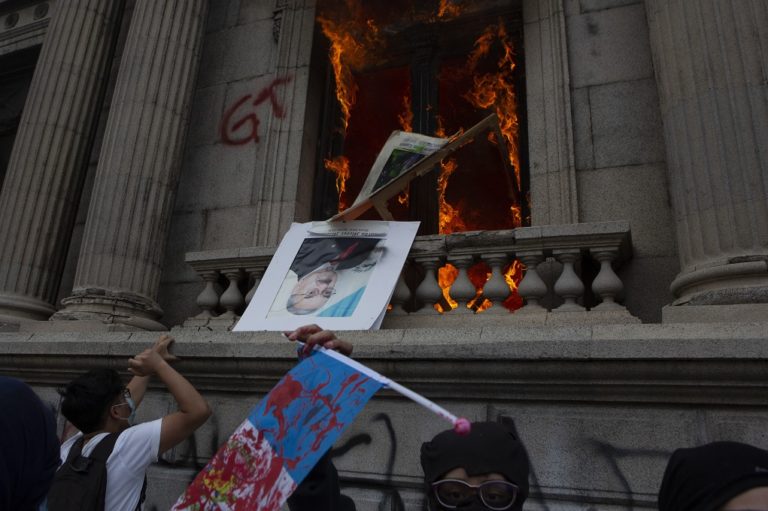 Γουατεμάλα: Οργή για τις περικοπές στον προϋπολογισμό – Στις φλόγες τμήμα της Βουλής