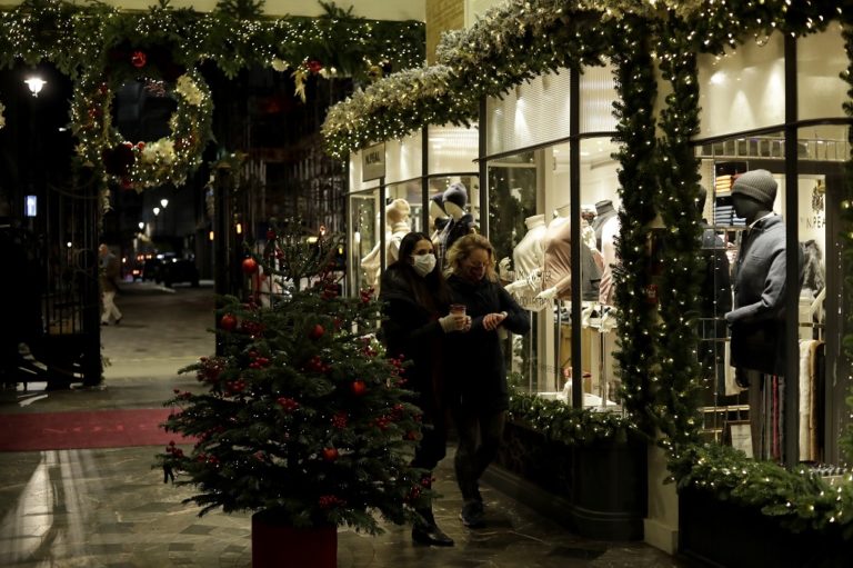 Υπό αυστηρά μέτρα προστασίας οι γιορτές στην Ευρώπη (video)