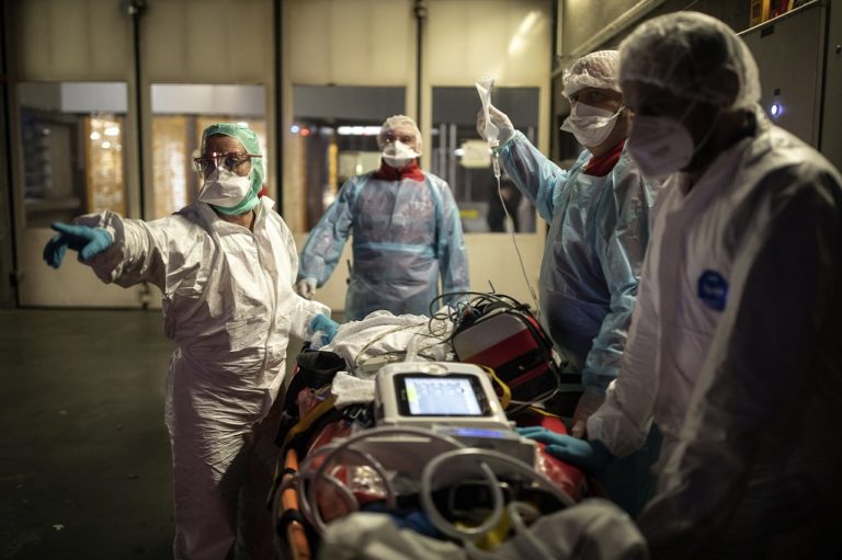 Γαλλία: Πάνω από 425 θάνατοι σε ένα 24ωρο – Μείωση ασθενών σε ΜΕΘ