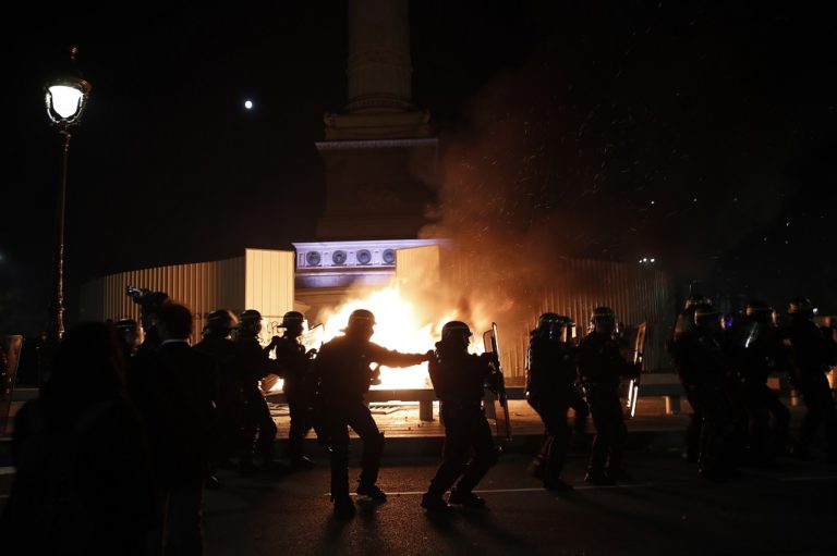 Γαλλία: Καταγγελίες για αστυνομική αυθαιρεσία – Στον δικαστή 4 αστυνομικοί για τον ξυλοδαρμό μουσικού παραγωγού