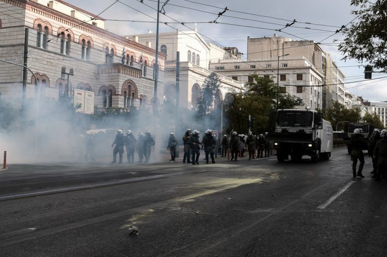 Επέτειος του Πολυτεχνείου:  Ένταση και προσαγωγές στα Προπύλαια (video)