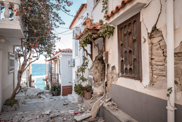 Απομακρύνονται πολίτες από περιοχές επιβαρυμένες από τον σεισμό στη Σάμο