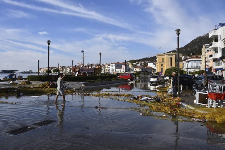 Συνεχίζονται οι αυτοψίες στη Σάμο υπο τις δονήσεις των μετασεισμών (video)