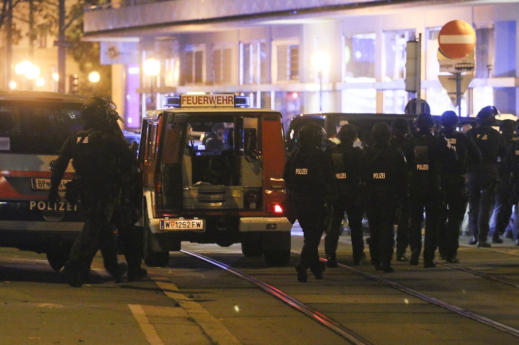 Τρόμος στη Βιέννη: Επίθεση σε 6 σημεία – Τρεις νεκροί και 14 τραυματίες