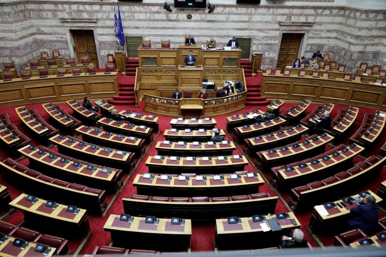 Βουλή: Ψηφίστηκε το ν/σ για την πάταξη του λαθρεμπορίου