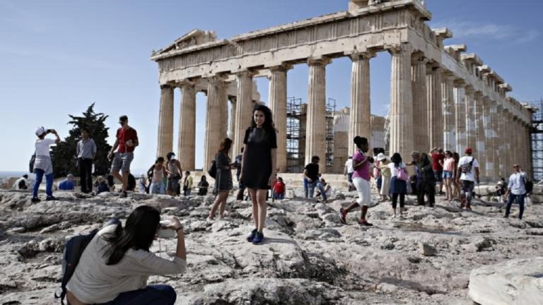 Τουριστικός συνοδός: Ρυθμίζονται οι όροι και οι προϋποθέσεις για το επάγγελμα