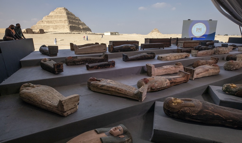 Αρχαιολογική ανακάλυψη στην Αίγυπτο – Μοναδική συλλογή 100 άθικτων σαρκοφάγων της 26ης Δυναστείας