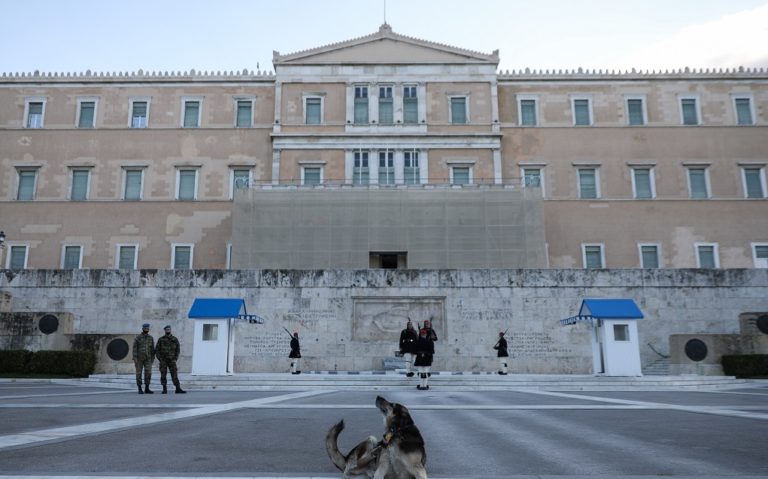Οι πρώτες ώρες του lockdown στην Αθήνα μέσα από φωτογραφίες