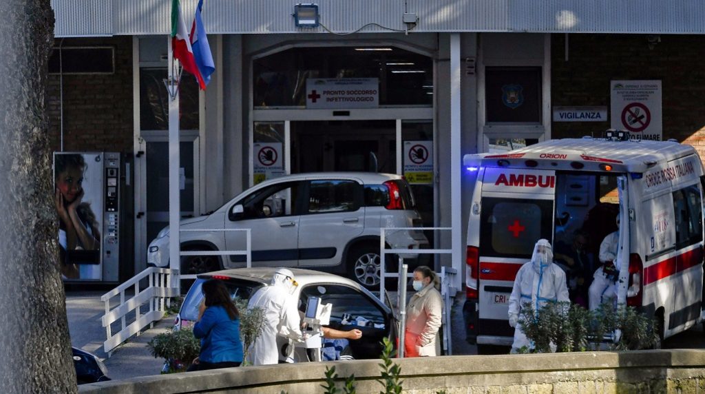Εικόνες σοκ στη Νάπολη: Ασθενείς περιμένουν στα αυτοκίνητα με φιάλες οξυγόνου