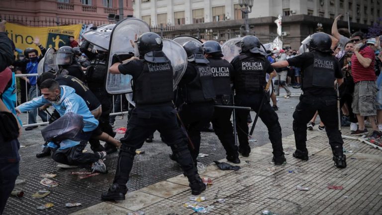 Πάνω από 120.000 διαδηλωτές τραυματίστηκαν από αστυνομικούς διεθνώς από το 2015, σύμφωνα με έκθεση