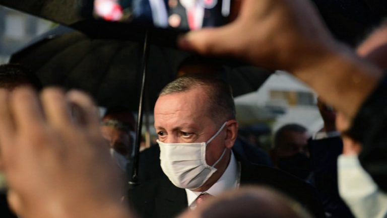 Συνεχίζει να προκαλεί ο Ερντογάν – Επίσκεψη στα Βαρώσια – Έντονες αντιδράσεις (video)