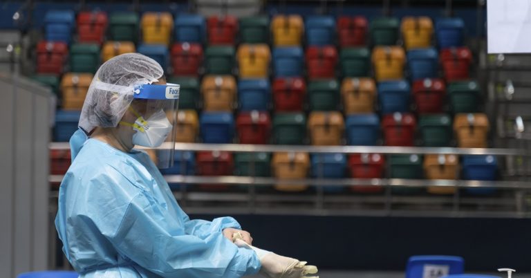 Σε καραντίνα 13.000 υπάλληλοι εργοστασίου παραγωγής γαντιών στη Μαλαισία
